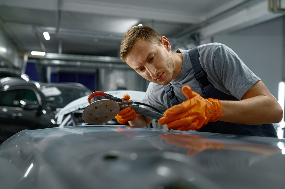 Man,Using,Grinder,To,Remove,Car,Rust