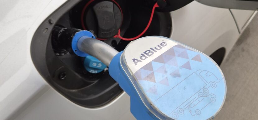 Rellenado del depósito de AdBlue en un coche diésel con sistema SCR