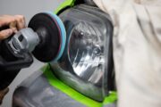 Faro opaco y amarillento antes de un pulido profesional